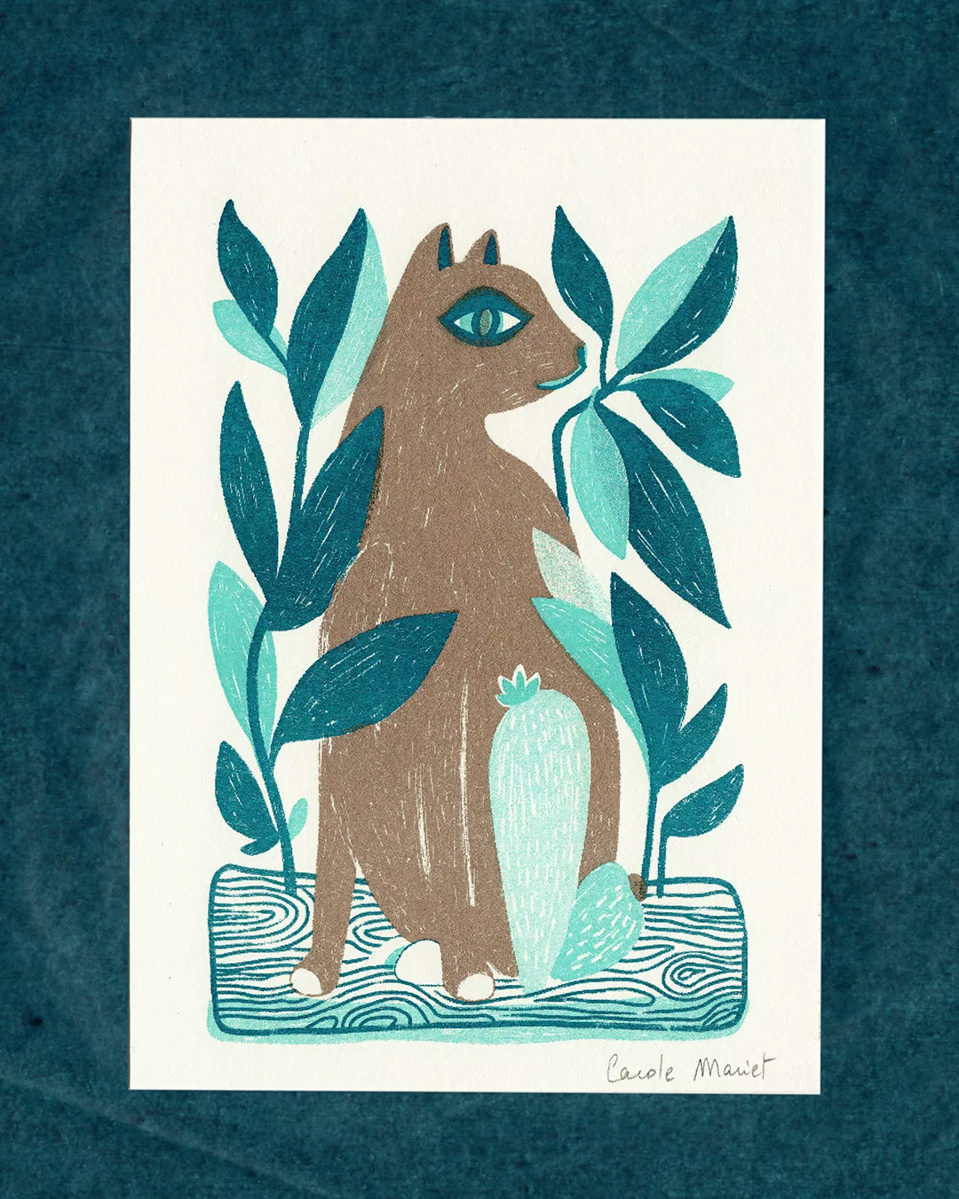 Illustration imprimée en risographie d'un chat sur un tronc entouré de plantes turquoises