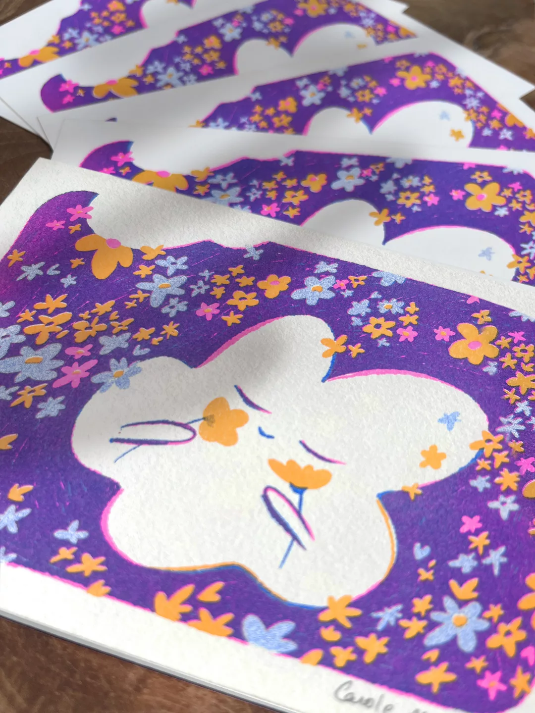 Cartes postales illustrées, une fleur blanche personnifiée dans un champ de petites fleurs, qui sent 2 boutons d'or